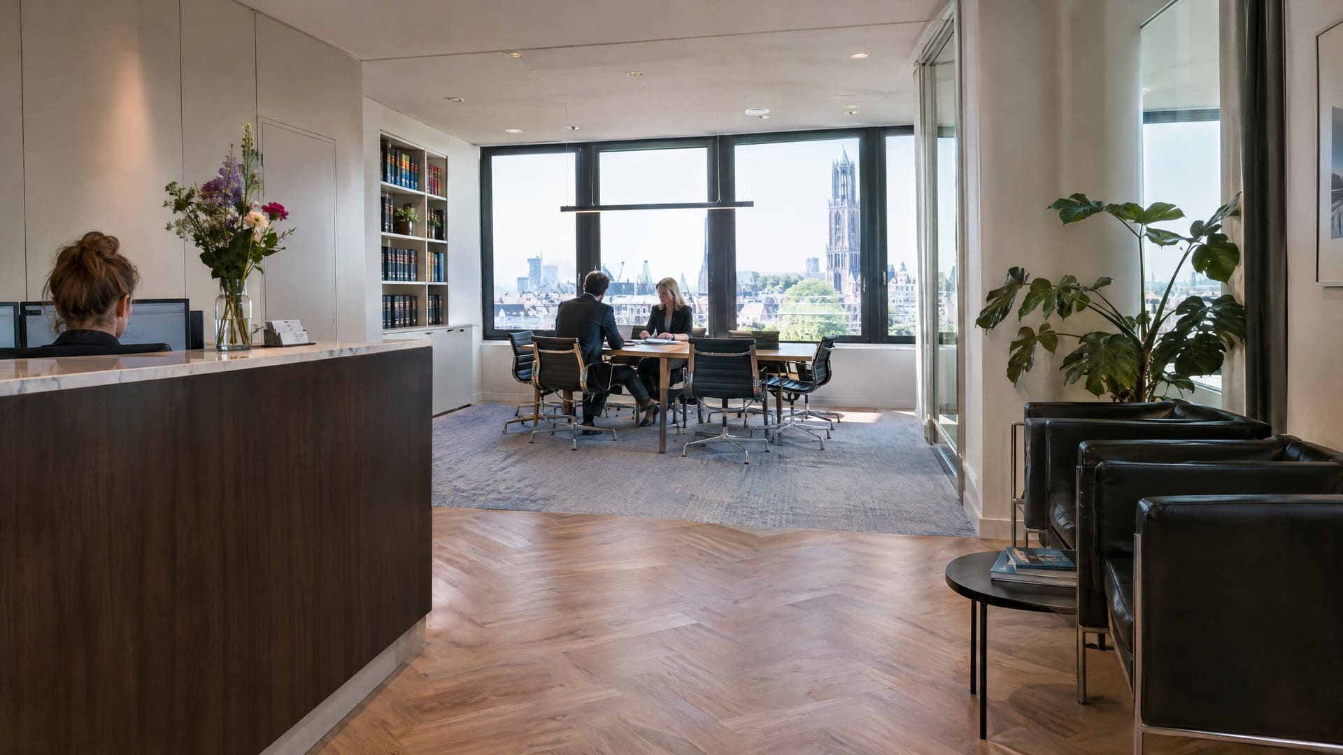Bespreking aan een vergadertafel in een licht advocatenkantoor met uitzicht over Utrecht